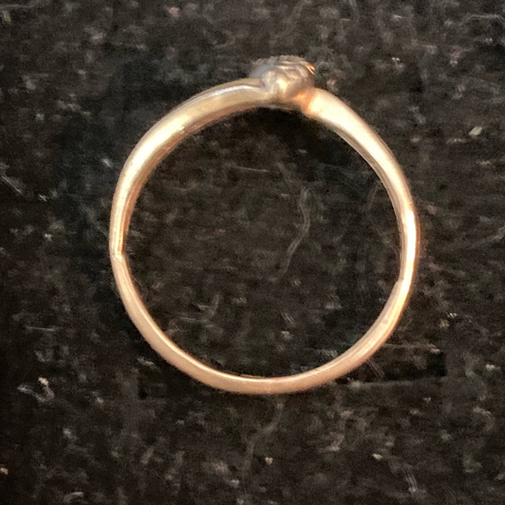 14K gold ring with 7 small diamonds. Size 7 - Picture 3 of 4